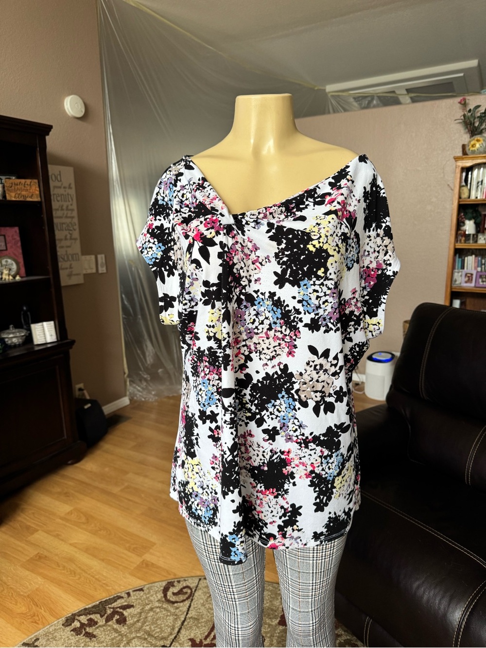 Roz & Ali white floral short sleeve side V-neck blouse-size 1X